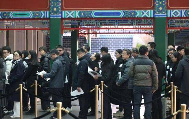 杨振宁葬礼直击:长孙抱遗像,一处细节感人 杨振宁葬礼直击:长孙抱遗像,一处细节感人