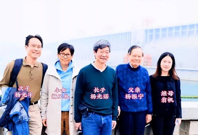 杨振宁葬礼直击:长孙抱遗像,一处细节感人 杨振宁葬礼直击:长孙抱遗像,一处细节感人