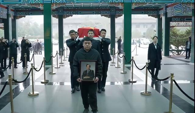 杨振宁葬礼直击:长孙抱遗像,一处细节感人 杨振宁葬礼直击:长孙抱遗像,一处细节感人