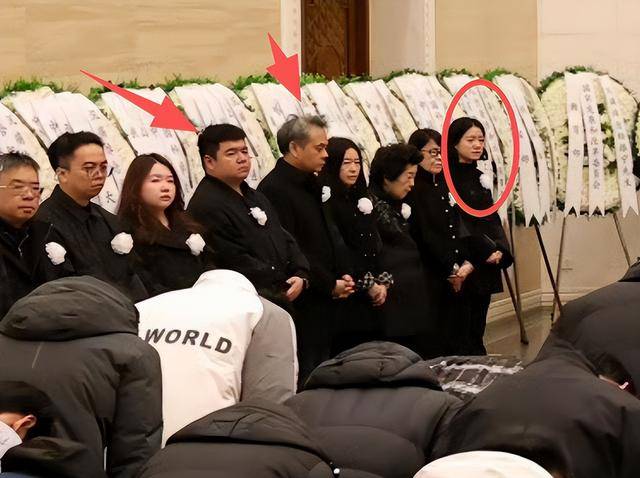 杨振宁葬礼直击:长孙抱遗像,一处细节感人 杨振宁葬礼直击:长孙抱遗像,一处细节感人