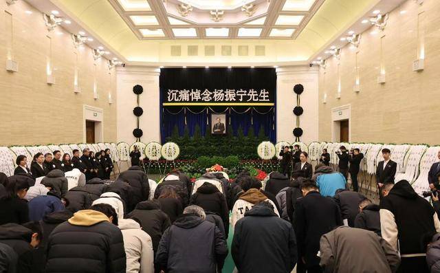 杨振宁葬礼直击:长孙抱遗像,一处细节感人 杨振宁葬礼直击:长孙抱遗像,一处细节感人