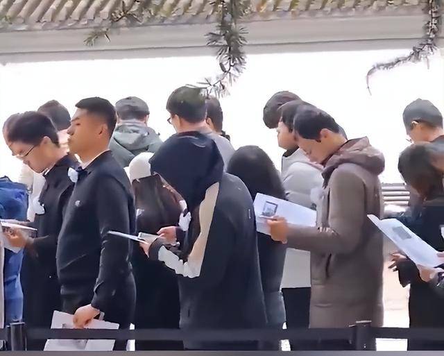 杨振宁葬礼直击:长孙抱遗像,一处细节感人 杨振宁葬礼直击:长孙抱遗像,一处细节感人