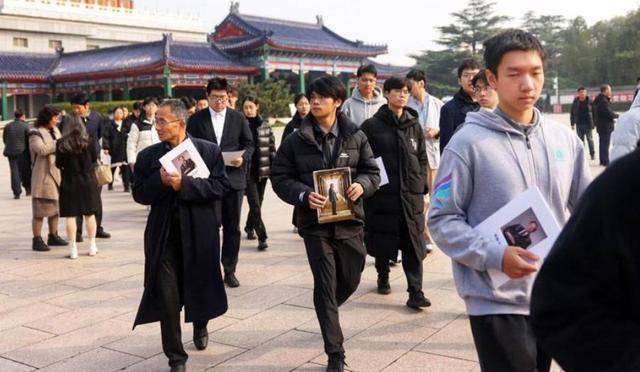 杨振宁葬礼直击:长孙抱遗像,一处细节感人 杨振宁葬礼直击:长孙抱遗像,一处细节感人