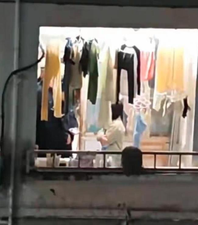 震惊:三峡大学黑人留学生翻墙进女生宿舍猥亵… 震惊:三峡大学黑人留学生翻墙进女生宿舍猥亵…