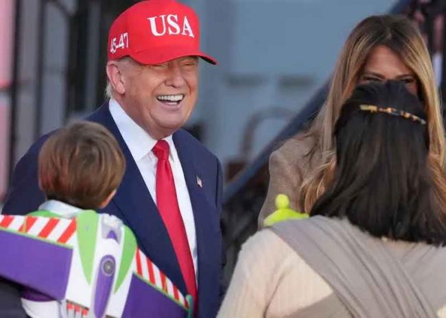 川普亲自拎桶发糖果 川普亲自拎桶发糖果