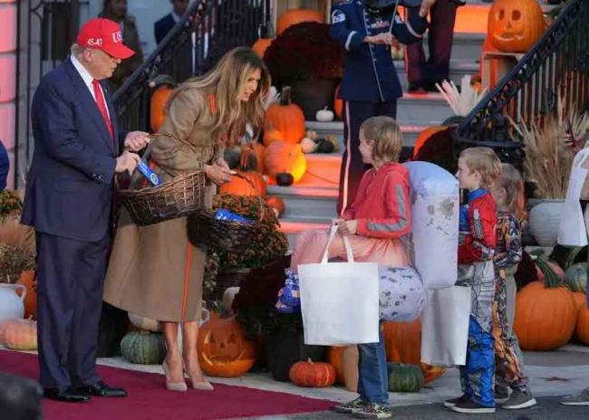 川普亲自拎桶发糖果 川普亲自拎桶发糖果