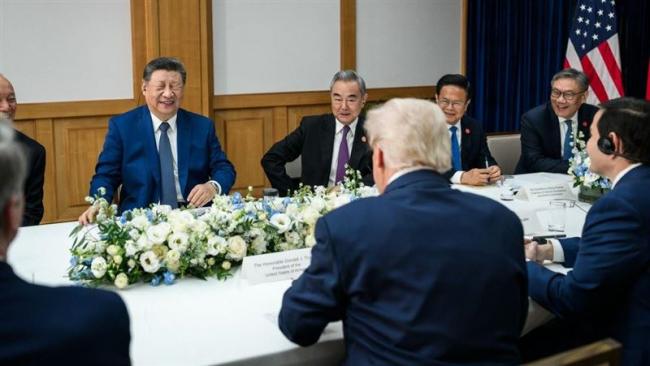 川普让习近平罕见“笑到并轨” 川普让习近平罕见“笑到并轨”