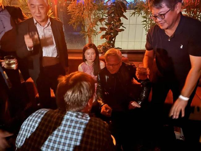 黄仁勋身神秘样女子 竟是芯片偷卖中国的要角? 黄仁勋身神秘样女子 竟是芯片偷卖中国的要角?