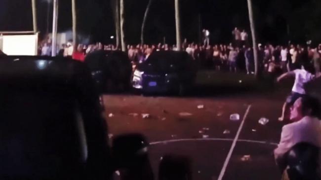 海南农民爆发大规模示威 网传警方一度鸣枪驱散 海南农民爆发大规模示威 网传警方一度鸣枪驱散