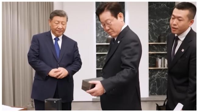 习近平送他小米手机 笑问“你看看有没有后门” 习近平送他小米手机 笑问“你看看有没有后门”