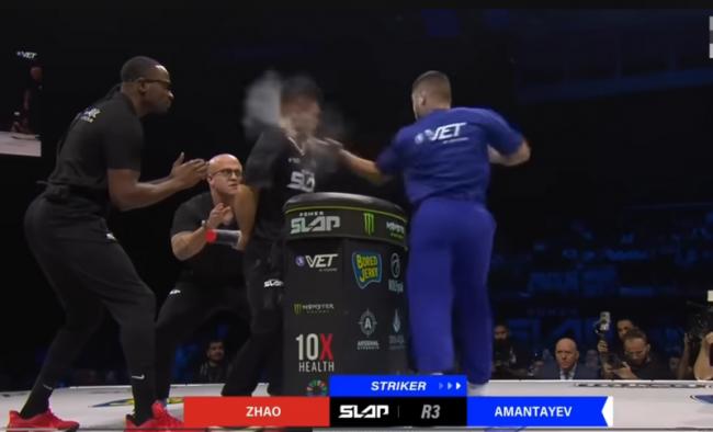 中国功夫大师参加国际“打耳光” 比赛 结果是 中国功夫大师参加国际“打耳光” 比赛 结果是