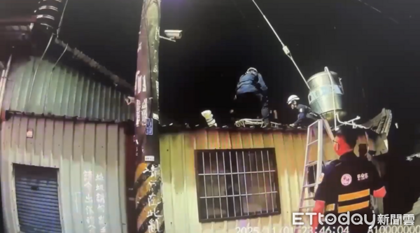 男吃饭中离席如厕失踪  寻遍街巷发现人躺屋顶 男吃饭中离席如厕失踪  寻遍街巷发现人躺屋顶