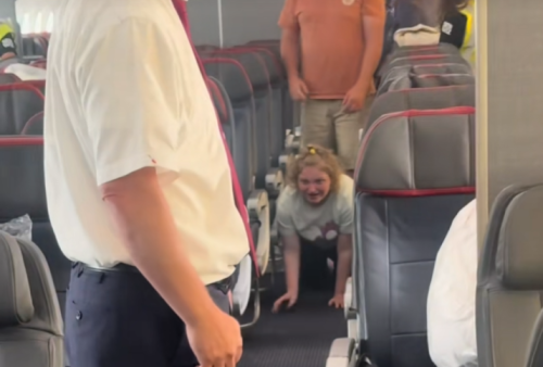 连滚带爬下飞机 连滚带爬下飞机