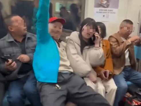 上海地铁“色老头”强坐女生腿上  大批网友痛批 上海地铁“色老头”强坐女生腿上  大批网友痛批