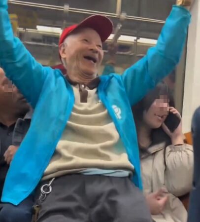 上海地铁“色老头”强坐女生腿上  大批网友痛批 上海地铁“色老头”强坐女生腿上  大批网友痛批