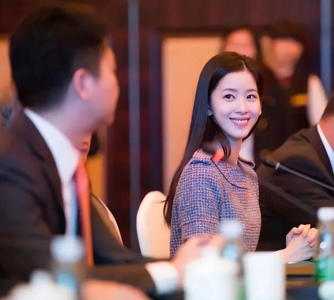 章泽天这出其不意一躲,直接撕碎了刘强东的体面 章泽天这出其不意一躲,直接撕碎了刘强东的体面