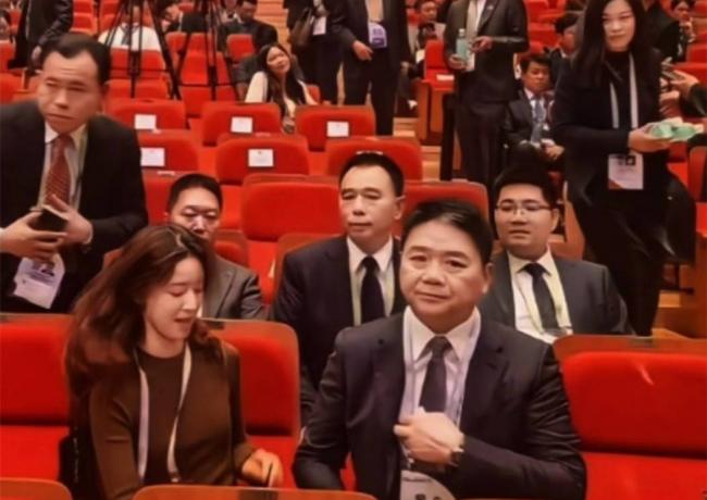 章泽天这出其不意一躲,直接撕碎了刘强东的体面 章泽天这出其不意一躲,直接撕碎了刘强东的体面