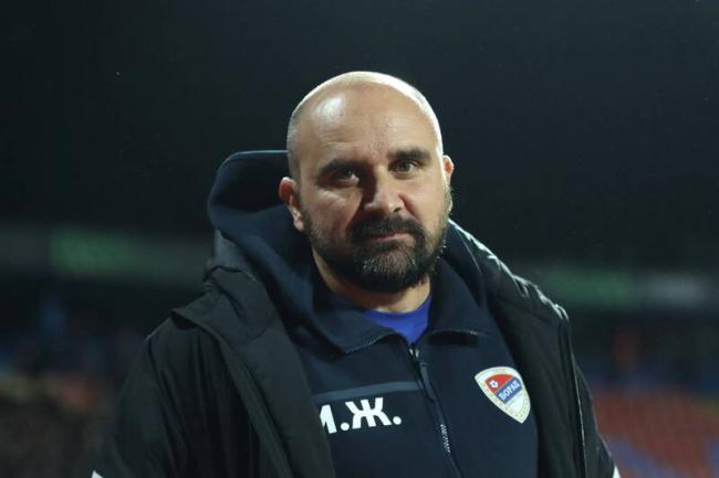 塞尔维亚足球教头突倒地猝逝 球员跪地痛哭 塞尔维亚足球教头突倒地猝逝 球员跪地痛哭