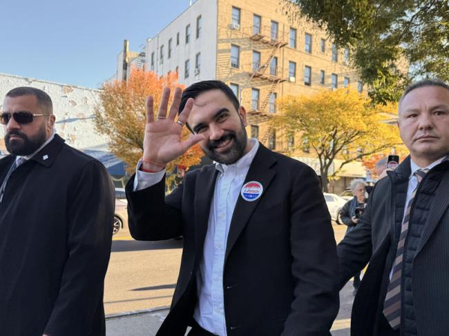 纽约选举:曼达尼投票 誓言开启政治新时代 纽约选举:曼达尼投票 誓言开启政治新时代