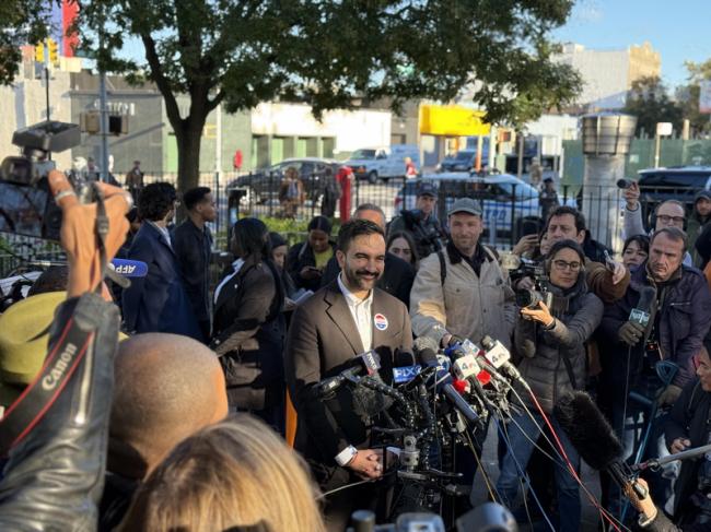 纽约选举:曼达尼投票 誓言开启政治新时代 纽约选举:曼达尼投票 誓言开启政治新时代