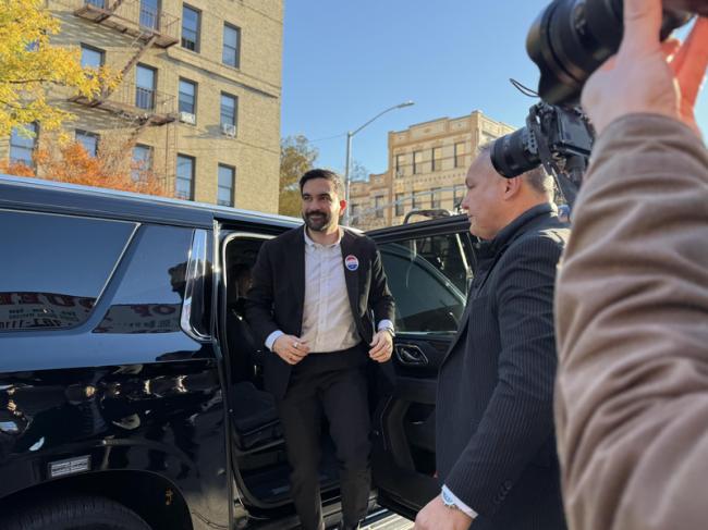 纽约选举:曼达尼投票 誓言开启政治新时代 纽约选举:曼达尼投票 誓言开启政治新时代