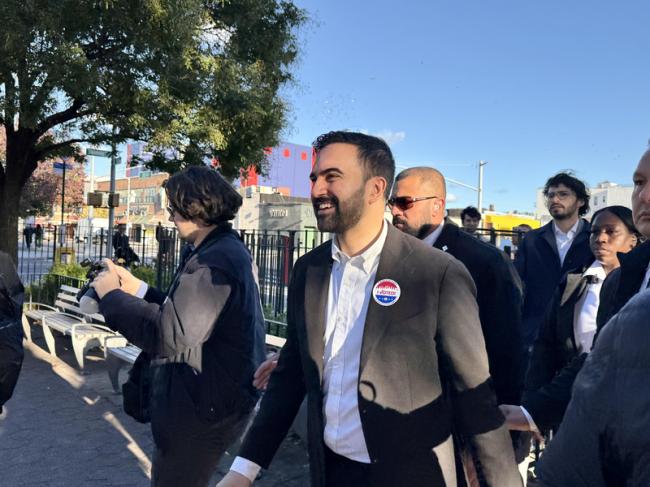 纽约选举:曼达尼投票 誓言开启政治新时代 纽约选举:曼达尼投票 誓言开启政治新时代