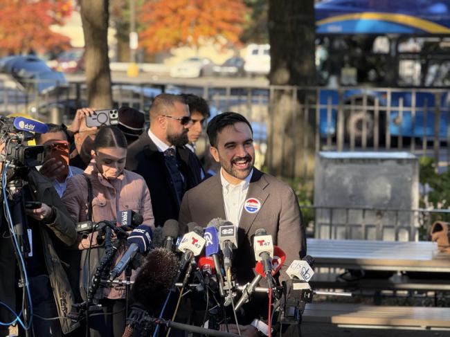 纽约选举:曼达尼投票 誓言开启政治新时代 纽约选举:曼达尼投票 誓言开启政治新时代