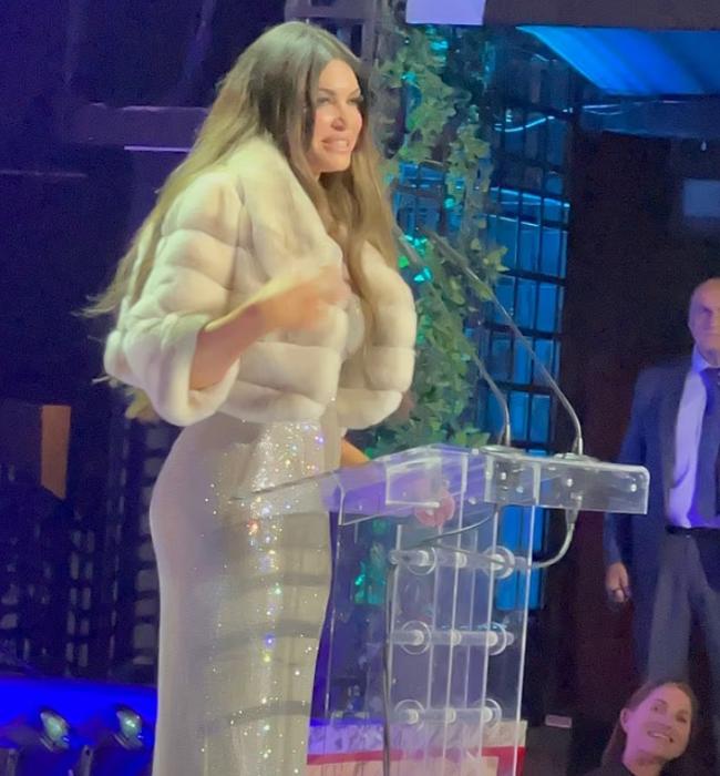 川普长子56岁前未婚妻惊艳亮相希腊大使派对 川普长子56岁前未婚妻惊艳亮相希腊大使派对