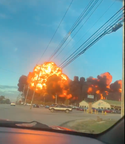 美货机坠毁爆炸 至少7死11伤 大火延烧如战区 美货机坠毁爆炸 至少7死11伤 大火延烧如战区