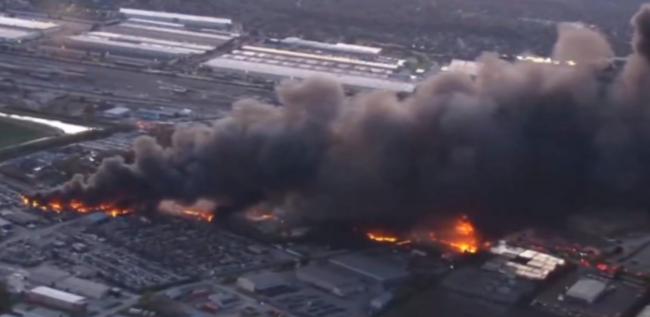 美货机坠毁爆炸 至少7死11伤 大火延烧如战区 美货机坠毁爆炸 至少7死11伤 大火延烧如战区