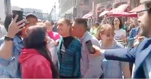 震惊一幕:女总统众目睽睽之下遭男子猥亵 震惊一幕:女总统众目睽睽之下遭男子猥亵