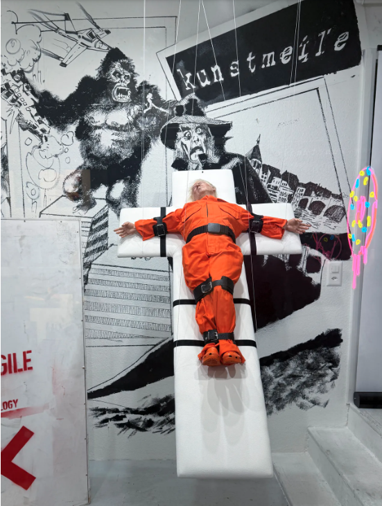 川普被“钉上十字架”了,他干的 川普被“钉上十字架”了,他干的