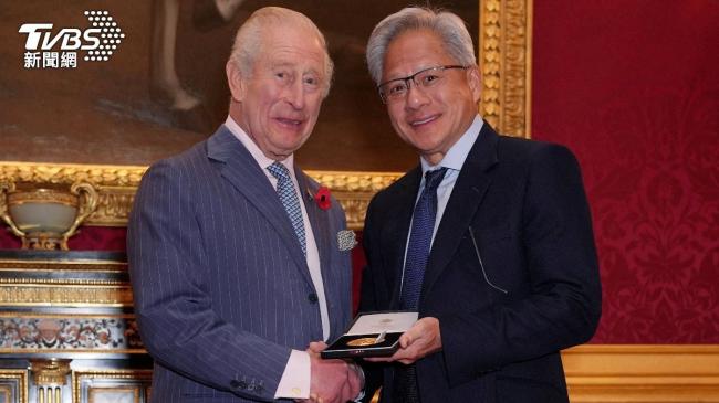 黄仁勋获颁“工程界诺贝尔奖” 英王警告AI风险 黄仁勋获颁“工程界诺贝尔奖” 英王警告AI风险