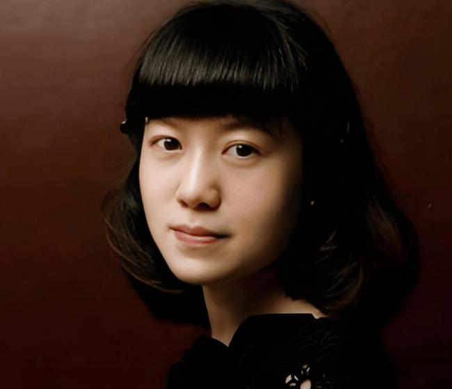 翁帆成清华讲师 续写书籍 穿搭黑衫尽显低调 翁帆成清华讲师 续写书籍 穿搭黑衫尽显低调