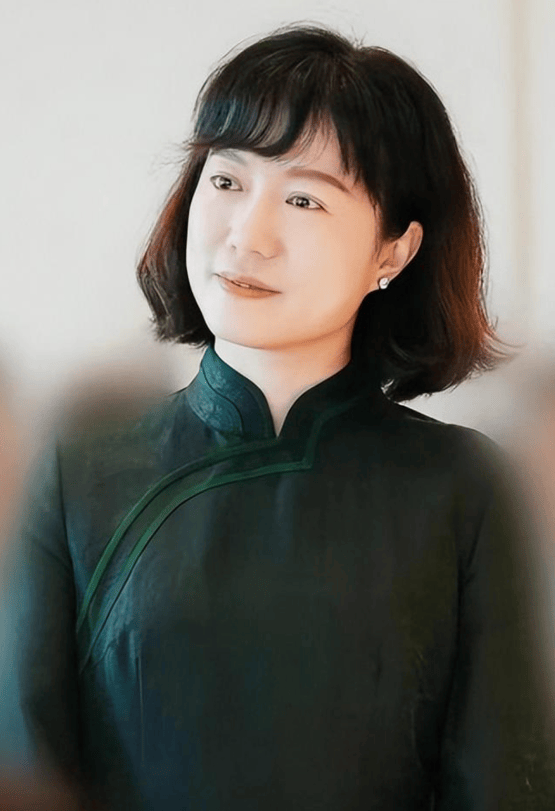 翁帆成清华讲师 续写书籍 穿搭黑衫尽显低调 翁帆成清华讲师 续写书籍 穿搭黑衫尽显低调