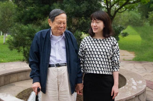 翁帆成清华讲师 续写书籍 穿搭黑衫尽显低调 翁帆成清华讲师 续写书籍 穿搭黑衫尽显低调