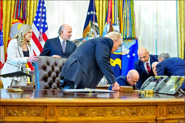 药厂高层昏倒 川普处变不惊 药厂高层昏倒 川普处变不惊