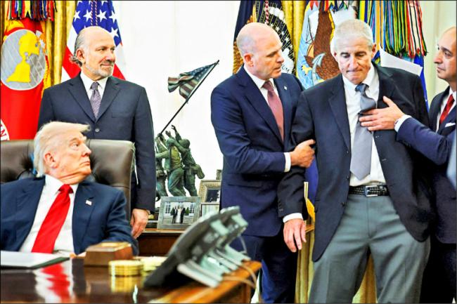 药厂高层昏倒 川普处变不惊 药厂高层昏倒 川普处变不惊