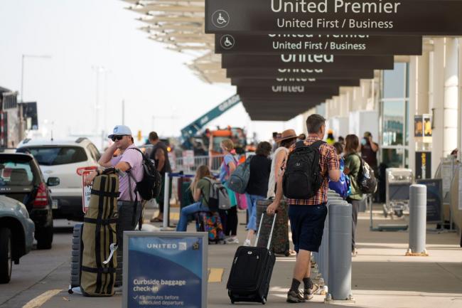 航班大乱 华人最惨恐不吃不喝开车25小时 航班大乱 华人最惨恐不吃不喝开车25小时