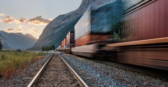 瞬间致命,美汽车驾驶闯铁道口猛撞火车 瞬间致命,美汽车驾驶闯铁道口猛撞火车