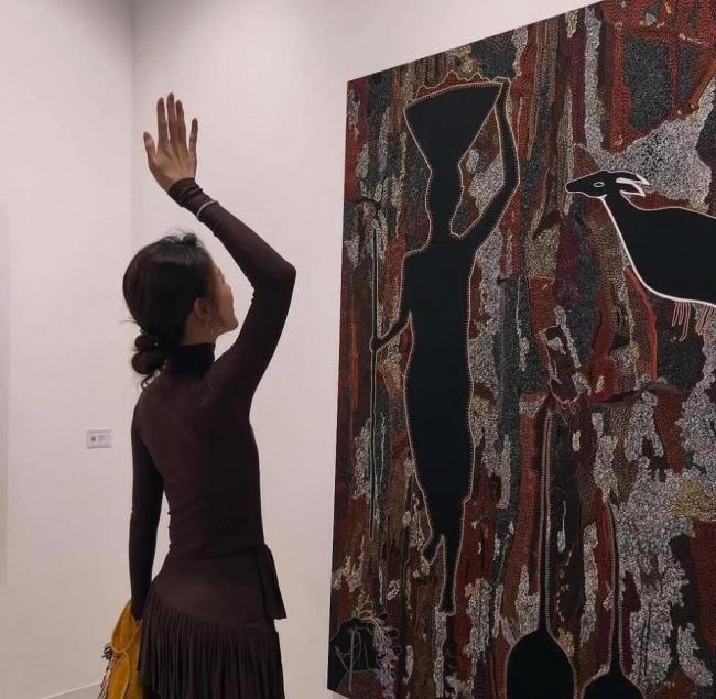 章泽天打扮引全网注目,肋骨外翻引热议? 章泽天打扮引全网注目,肋骨外翻引热议?