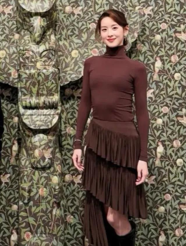 章泽天打扮引全网注目,肋骨外翻引热议? 章泽天打扮引全网注目,肋骨外翻引热议?