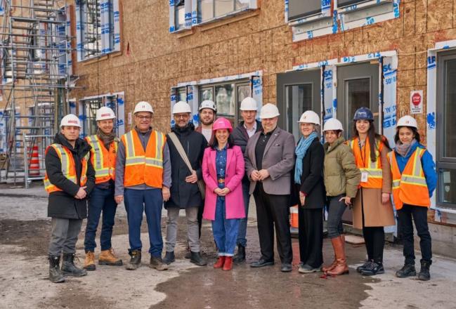 需要打两份工?老年人疯狂就业?加拿大就业激增 需要打两份工?老年人疯狂就业?加拿大就业激增