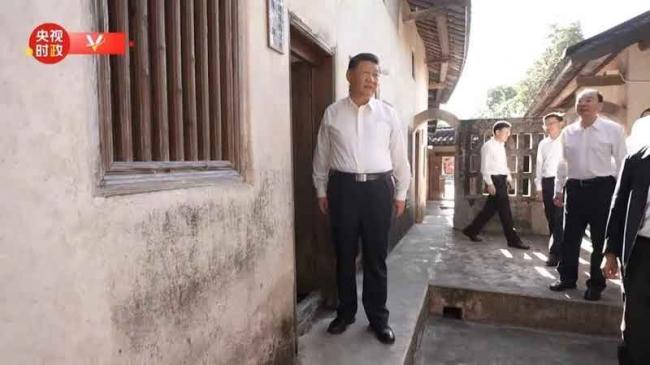 习近平向父亲的恩人铜像鞠躬 献花篮 习近平向父亲的恩人铜像鞠躬 献花篮