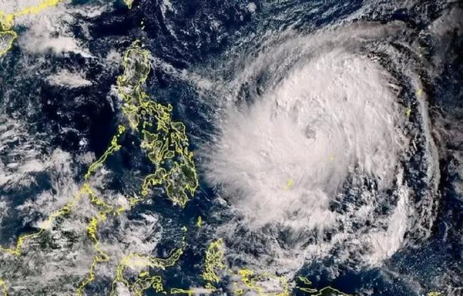 暴风圈国土还大!10万人紧急撤离、300航班取消 暴风圈国土还大!10万人紧急撤离、300航班取消