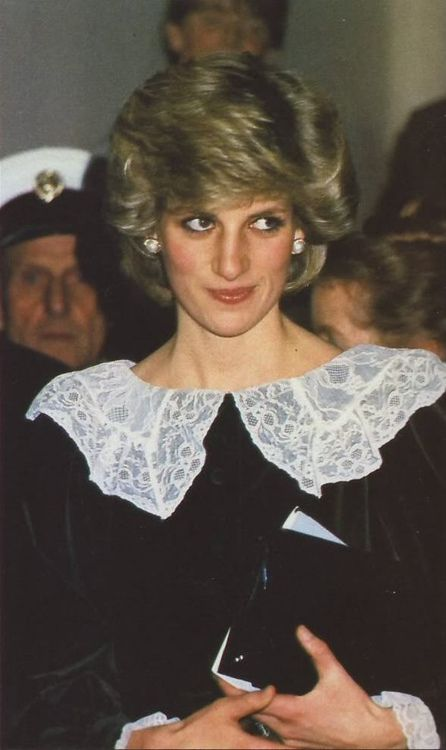 凯特惊艳亮相,蕾丝大翻领优雅减龄 凯特惊艳亮相,蕾丝大翻领优雅减龄