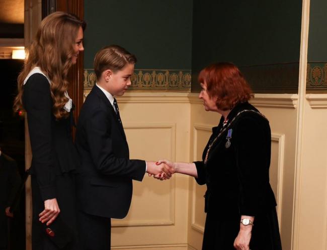 凯特惊艳亮相,蕾丝大翻领优雅减龄 凯特惊艳亮相,蕾丝大翻领优雅减龄