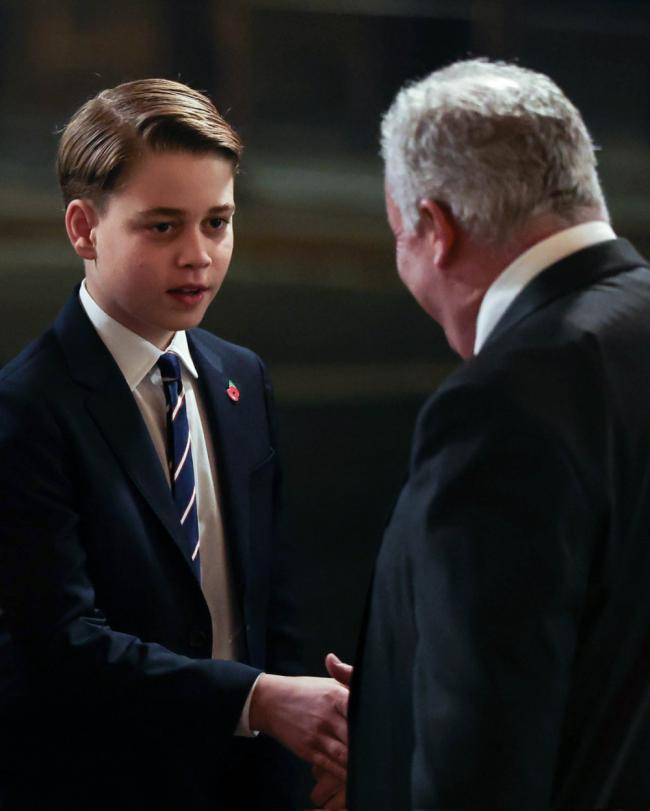 凯特惊艳亮相,蕾丝大翻领优雅减龄 凯特惊艳亮相,蕾丝大翻领优雅减龄