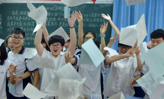 热帖:当年你班第一名和最后一名 如今都在干嘛 热帖:当年你班第一名和最后一名 如今都在干嘛