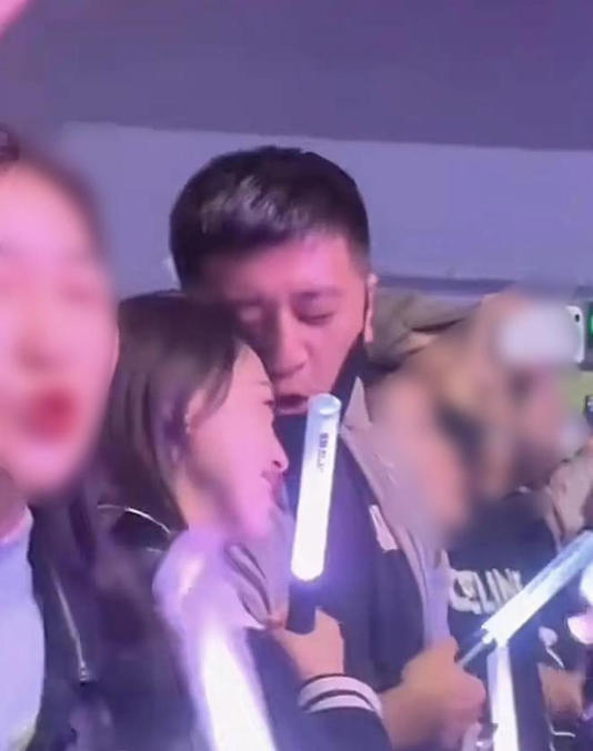 网友炸锅 怀疑张雪峰出轨 网友炸锅 怀疑张雪峰出轨